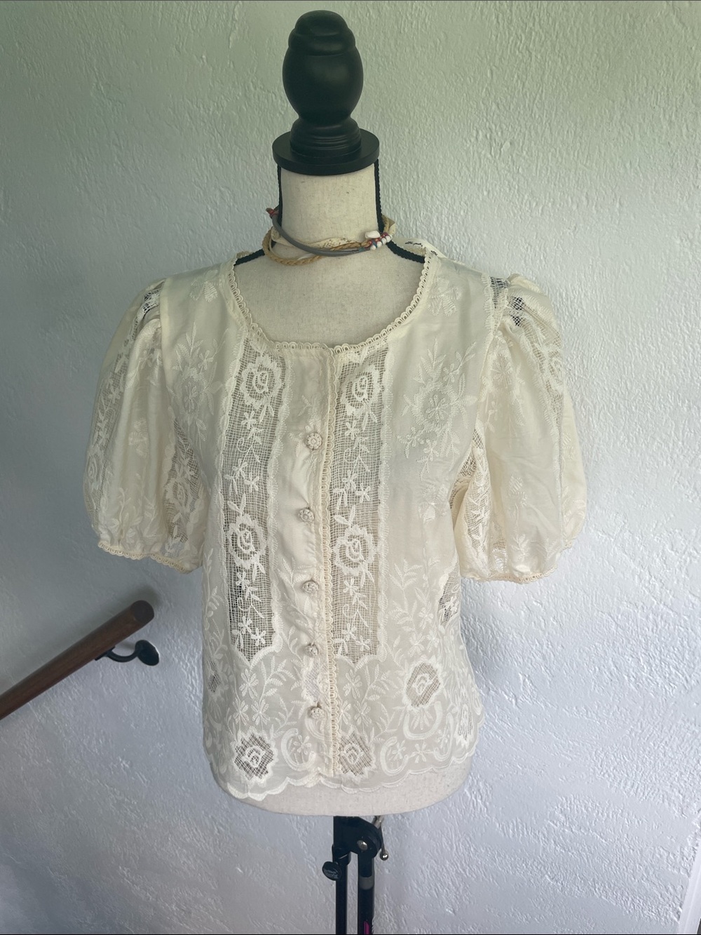 Ultra Pink NWT Embroidered Cream Lace Puff Sleeve Blouse with Scalloped Hem M